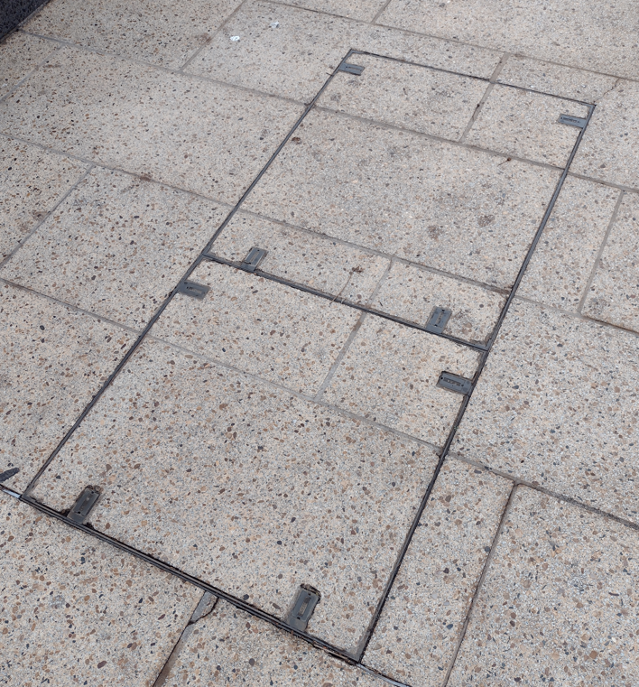 Camouflaged manhole cover